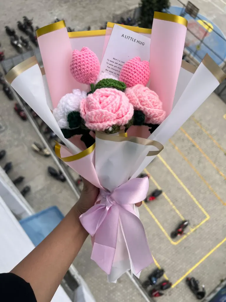 BlushBloom™ – White & Pink Crochet Bouquet